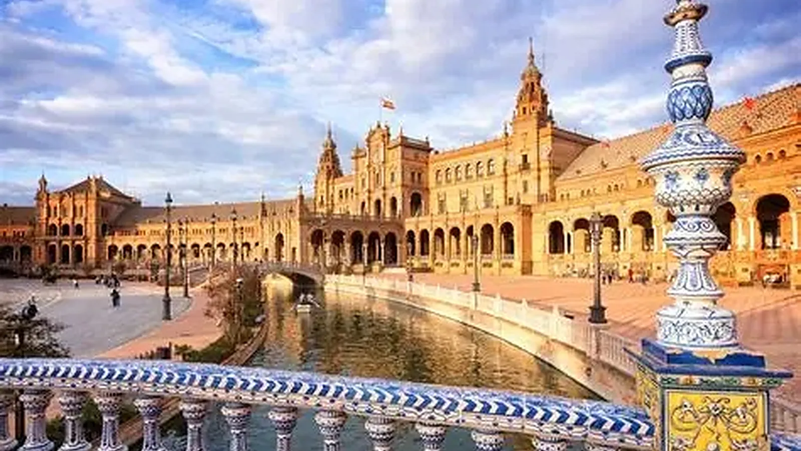 Private Arabic-speaking tour experience in Seville with Arab Guide Spain